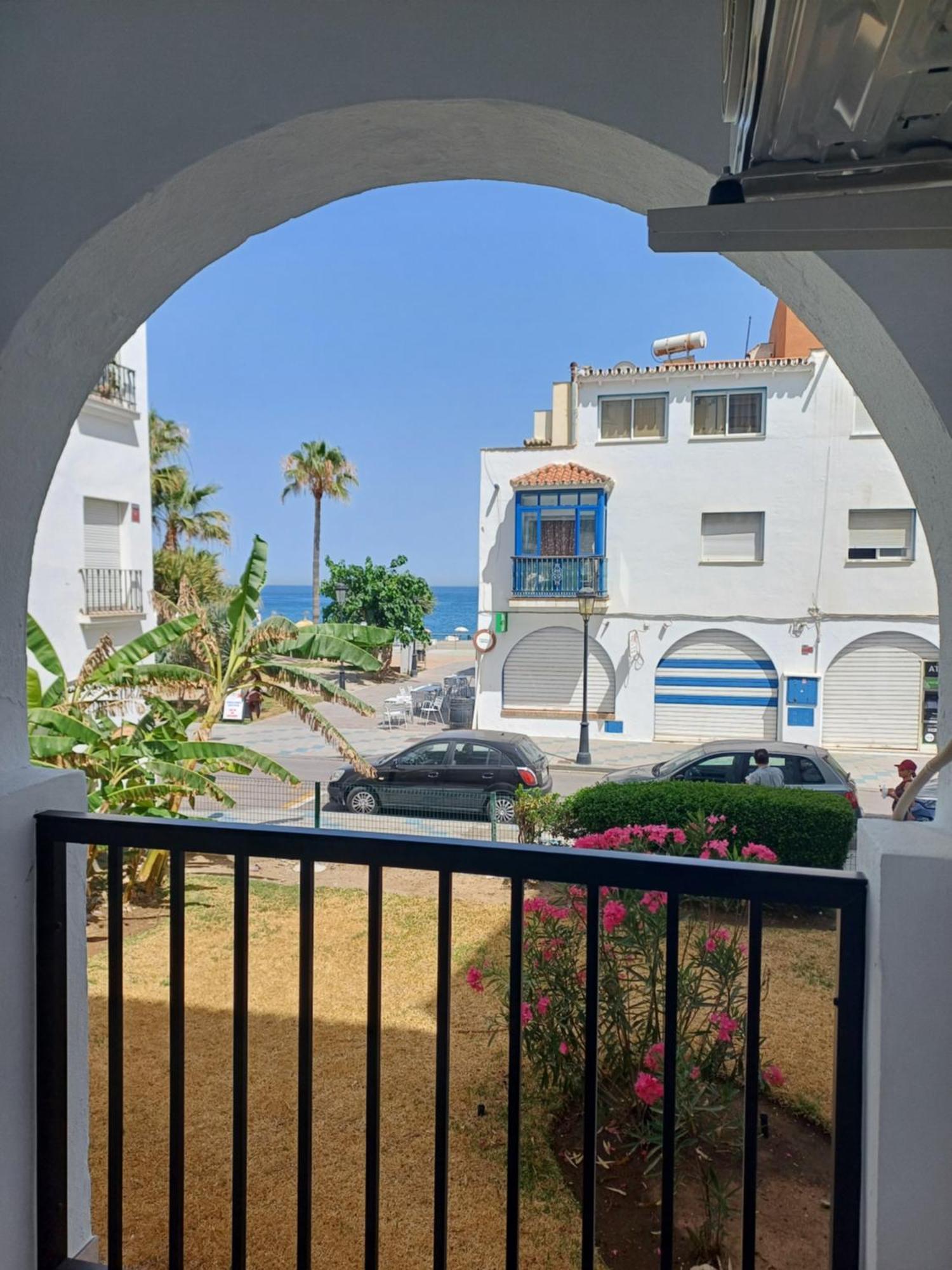 Beautiful Beachfront Newly Renovated 2 Bedroom Apartment With Swimming Pool And Garden San Luis de Sabinillas Exteriör bild